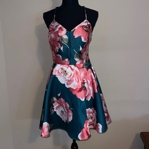 Satin dress - lace / open back - adjustable straps - 2 zippers